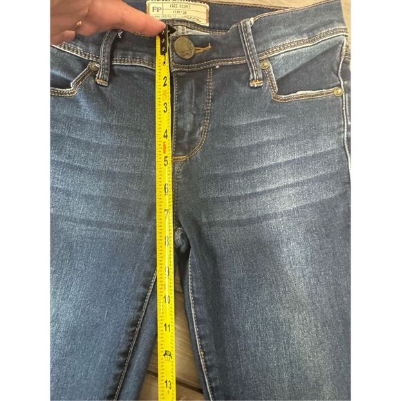 Free People Mid Rise Dark Wash Skinny Jeans‎ Size 26 - Picture 6 of 8